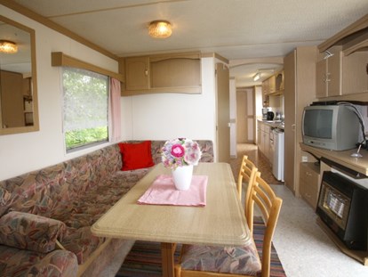 Luxury camping - Terrasse - Englisches Mobilwohnheim mit 3 Schlafzimmer - ostseequelle.camp Wohnmobilheim für max. 6 Personen