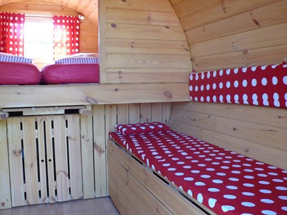 Luxury camping - Art der Unterkunft: Schlaffass - Ostseeküste - Der Tisch ist in der Mitte Ausziehbar, zu Viert sitzt man hier gemütlich. - ostseequelle.camp Campingfässer (Schlafffässer)