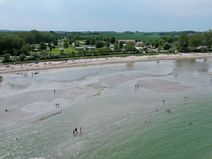 Luxuscamping - Mecklenburg-Vorpommern - Flacher Natur-Sandstrand mit Ebbe und Flut und 2° wärmerem Wasser bei jedem Sonnenschein. - ostseequelle.camp Campingfässer (Schlafffässer)