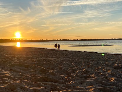 Luxuscamping - Ostseeküste - Sonnenuntergang am Sandstrand - ostseequelle.camp Campingfässer (Schlafffässer)