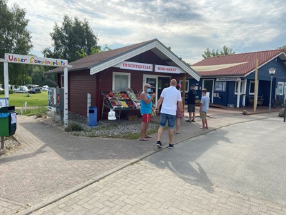 Luxuscamping - Ostseeküste - Mini-Shop mit Angebot von frischen Brötchen und Obst - ostseequelle.camp Campingfässer (Schlafffässer)