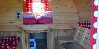 Luxuscamping - Kochmöglichkeit - Viel Stauraum. Die Sitzbänke lassen sich erweitern zu zwei Betten für Kinder bis 140cm. - ostseequelle.camp Campingfässer (Schlafffässer)