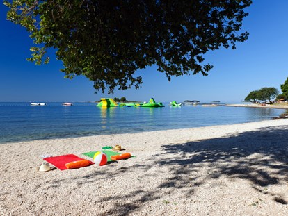 Luxury camping - Sonnenliegen - Croatia - Camping Polari - Strand - Maistra Camping Polari Mobilheim Premium Family am Camping Polari