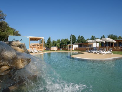 Luxury camping - Kochmöglichkeit - Istria - Camping Polari - Pool - Maistra Camping Polari Mobilheim Premium Family am Camping Polari