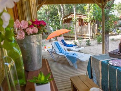 Luxury camping - TV - Languedoc-Roussillon - Die Terrasse - Camping Le Sérignan Plage Cabane Jardin für 6 Personen am Camping Le Sérignan Plage