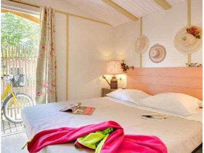 Luxuscamping - Languedoc-Roussillon - Schlafzimmer mit Doppelbett - Camping Le Sérignan Plage Cabane Jardin für 6 Personen am Camping Le Sérignan Plage