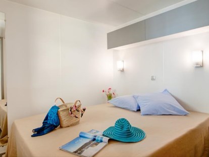 Luxuscamping - Art der Unterkunft: Mobilheim - Hérault - Schlafzimmer mit Doppelbett - Camping Le Sérignan Plage Cottage Patio für 7 Personen am Camping Le Sérignan Plage