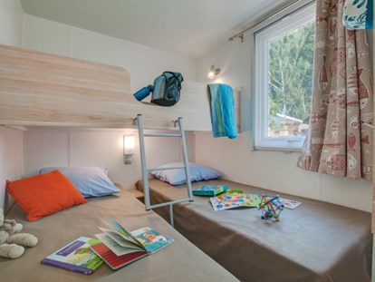 Luxury camping - TV - Languedoc-Roussillon - Schlafzimmer mit Einzelbetten - Camping Le Sérignan Plage Cottage Patio für 7 Personen am Camping Le Sérignan Plage