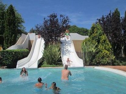 Luxuscamping - Languedoc-Roussillon - Toller Pool mit Rutschen - Camping Le Sérignan Plage Cottage Patio für 7 Personen am Camping Le Sérignan Plage