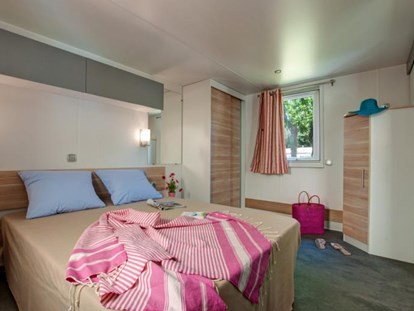 Luxuscamping - Art der Unterkunft: Mobilheim - Hérault - Schlafzimmer mit Doppelbett - Camping Le Sérignan Plage Cottage "PMR" für 4 Personen am Camping Le Sérignan Plage
