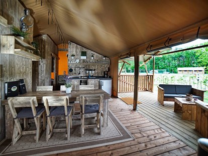 Luxury camping - Kochmöglichkeit - Unser großes Glampingzelt Yakari mit Blick auf den Spielplatz - Campingpark Heidewald Campingpark Heidewald