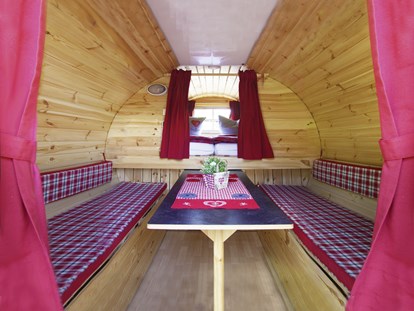 Luxury camping - Kühlschrank - Alle Schlaffässer haben eine gemütliche Innenausstattung mit Doppelbett, Tisch und Sitzgelegenheiten, die zu Schlafplätzen umgebaut werden können.....Heizung inklusive! - Campingpark Heidewald Campingpark Heidewald
