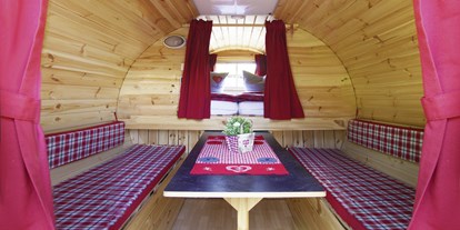 Luxuscamping - Terrasse - Deutschland - Alle Schlaffässer haben eine gemütliche Innenausstattung mit Doppelbett, Tisch und Sitzgelegenheiten, die zu Schlafplätzen umgebaut werden können.....Heizung inklusive! - Campingpark Heidewald Campingpark Heidewald