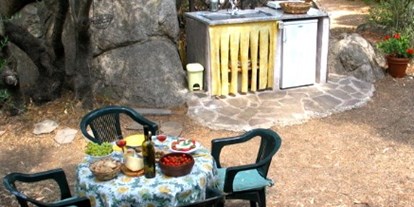 Luxuscamping - Kochmöglichkeit - Costa Smeralda - Essplatz und Küche unter schattigen Wildoliven - Königszelt in Sardinien Königszelt in Sardinien