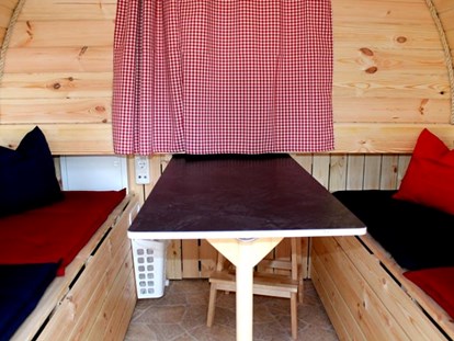 Luxuscamping - Art der Unterkunft: Schlaffass - Ausziehbarer Tisch - Camping Pommernland Campingfässer auf Camping Pommernland