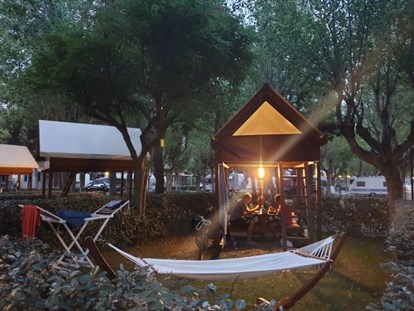 Luxury camping - Parkplatz bei Unterkunft - Italy - Eurcamping Biker Bouschet auf Eurcamping