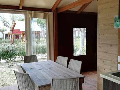 Luxuscamping - Gartenmöbel - Italien - Eurcamping Mini Lodge Lagrein Plus auf  Eurcamping 