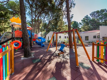 Luxury camping - Sonnenliegen - Croatia - Kinderspielplatz - Camping Cikat Luxuriöse Mobilheime Typ Freed-Home auf Camping Cikat