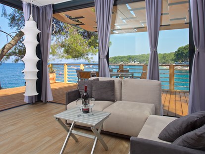 Luxury camping - Dusche - Croatia - Geräumiges Wohnzimmer
 - Camping Cikat Luxuriöse Mobilheime Typ Freed-Home auf Camping Cikat