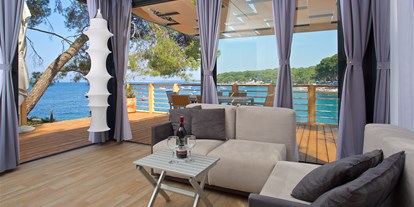 Luxuscamping - Klimaanlage - Geräumiges Wohnzimmer
 - Camping Cikat Luxuriöse Mobilheime Typ Freed-Home auf Camping Cikat