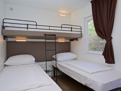Luxury camping - Kühlschrank - Schlafzimmer  - Camping Cikat Mobilheime Typ C auf Camping Cikat