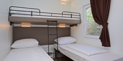 Luxuscamping - Kochmöglichkeit - Schlafzimmer  - Camping Cikat Mobilheime Typ C auf Camping Cikat