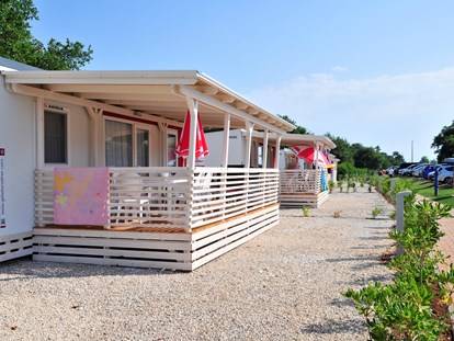Luxury camping - Parkplatz bei Unterkunft - Istria - Camping Bijela Uvala - Gebetsroither Luxusmobilheim von Gebetsroither am Camping Bijela Uvala