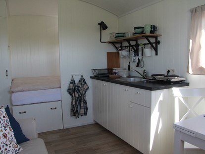 Luxury camping - Terrasse - Lower Saxony - Die  kleine Küchenzeile - Nordseestrand in Dornumersiel Pipowagen auf dem Campingplatz am Nordseestrand in Dornumersiel