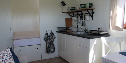 Luxuscamping - Nordseeküste - Die  kleine Küchenzeile - Nordseestrand in Dornumersiel Pipowagen auf dem Campingplatz am Nordseestrand in Dornumersiel