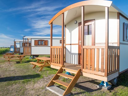 Luxury camping - Kühlschrank - Nordseeküste - Nordseestrand in Dornumersiel Pipowagen auf dem Campingplatz am Nordseestrand in Dornumersiel