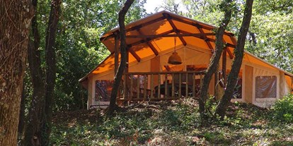 Luxuscamping - Terrasse - Italien - Safari-Zelt - Camping Village Cavallino - Suncamp SunLodge Safari von Suncamp auf Camping Village Cavallino