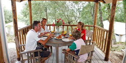Luxuscamping - Gartenmöbel - Cavallino - Frühstück auf der Veranda - Camping Village Cavallino - Suncamp SunLodge Jungle von Suncamp auf Camping Village Cavallino