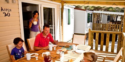 Luxuscamping - Kochmöglichkeit - Italien - Aspen Mobilheim mit Veranda - Camping Village Cavallino - Suncamp SunLodge Aspen von Suncamp auf Camping Village Cavallino