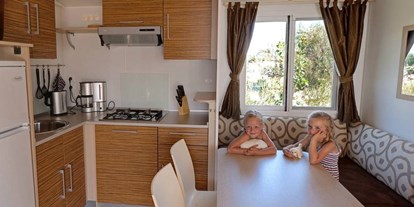 Luxury camping - Istria - Küche mit Eckbank - Camping Resort Lanterna - Suncamp SunLodge Aspen von Suncamp auf Camping Resort Lanterna