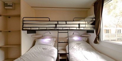 Luxury camping - Istria - Kinderschlafzimmer - Camping Resort Lanterna - Suncamp SunLodge Redwood von Suncamp auf Camping Resort Lanterna