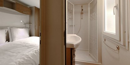 Luxuscamping - Kühlschrank - Cavallino - Schlafzimmer und Badezimmer - Union Lido - Suncamp SunLodge Aspen von Suncamp auf Union Lido