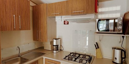 Luxuscamping - getrennte Schlafbereiche - Cavallino - Küche mit guter Ausstattung - Union Lido - Suncamp SunLodge Maple von Suncamp auf Union Lido