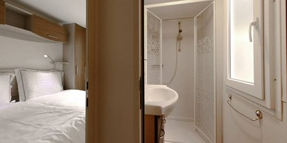 Luxuscamping - Sonnenliegen - Italien - Badezimmer und Schlafzimmer - Union Lido - Suncamp SunLodge Maple von Suncamp auf Union Lido