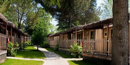 Luxury camping - Sonnenliegen - Gardasee - Glamping auf Camping Family Park Altomincio - Camping Family Park Altomincio - Suncamp SunLodge Redwood von Suncamp auf Camping Family Park Altomincio