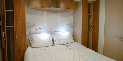 Luxuscamping - Kühlschrank - Poreč - Schlafzimmer mit Doppelbett - Camping Bijela Uvala - Suncamp SunLodge Sequoia von Suncamp auf Camping Bijela Uvala