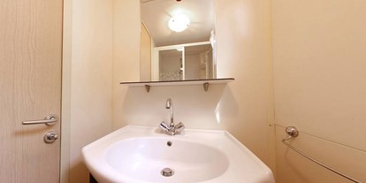 Luxuscamping - WC - Istrien - Badezimmer, 2 vorhanden - Camping Bijela Uvala - Suncamp SunLodge Sequoia von Suncamp auf Camping Bijela Uvala