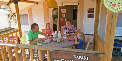 Luxury camping - Art der Unterkunft: Safari-Zelt - Dalmatia - Veranda - Solaris Camping Beach Resort - Suncamp SunLodge Safari von Suncamp auf Solaris Camping Beach Resort