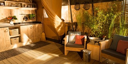 Luxuscamping - Terrasse - Cres - Lošinj - Einrichtung mit Küche - Camping Village Poljana - Suncamp SunLodge Bintulu von Suncamp auf Camping Village Poljana
