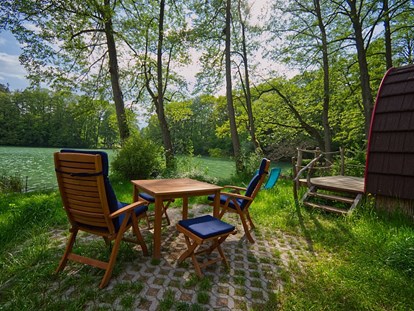 Luxuscamping - Klimaanlage - Außenbereich - Naturcampingpark Rehberge Glamping-Pod Waldemar am Wurlsee - Naturcampingpark Rehberge