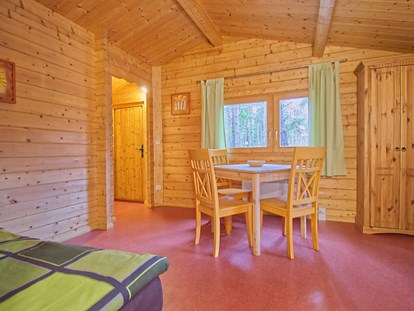 Luxury camping - Preisniveau: günstig - Seenplatte - Wohnraum - Naturcampingpark Rehberge Ferienhaus Rosalie am Wurlsee - Naturcampingpark Rehberge