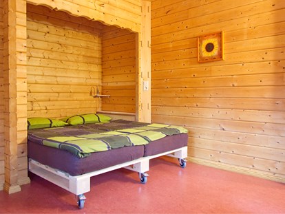Luxuscamping - Kochmöglichkeit - Seenplatte - Doppelbett (160 x 200) - Naturcampingpark Rehberge Ferienhaus Rosalie am Wurlsee - Naturcampingpark Rehberge