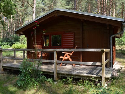 Luxury camping - Parkplatz bei Unterkunft - Seenplatte - Naturcampingpark Rehberge Ferienhaus Rosalie am Wurlsee - Naturcampingpark Rehberge