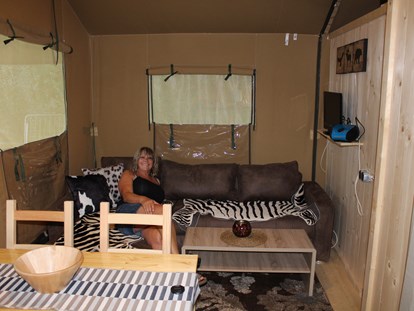 Luxury camping - getrennte Schlafbereiche - Zeltlodges 5x5 m Wohnen mit Essecke - Zelt Lodges Campingplatz Ammertal Zelt Lodges Campingplatz Ammertal