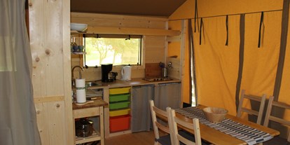 Luxuscamping - Art der Unterkunft: Safari-Zelt - Zeltlodges 5x7 m Kochstelle mit Essplatz - Zelt Lodges Campingplatz Ammertal Zelt Lodges Campingplatz Ammertal