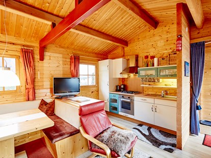 Luxuscamping - Kochmöglichkeit - Wohnküche mit Vollausstattung - Camping Dreiländereck in Tirol Blockhütte Tirol Camping Dreiländereck Tirol